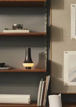 Louis Poulsen Tomoshi bärbar bordslampa, mörkbrun