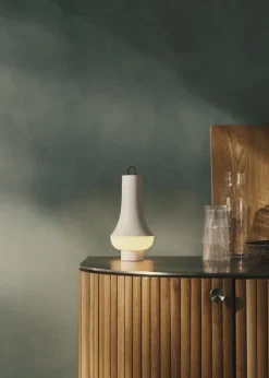 Louis Poulsen Tomoshi bärbar bordslampa, vit