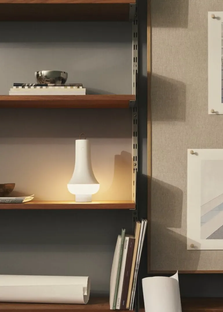 Louis Poulsen Tomoshi bärbar bordslampa, vit