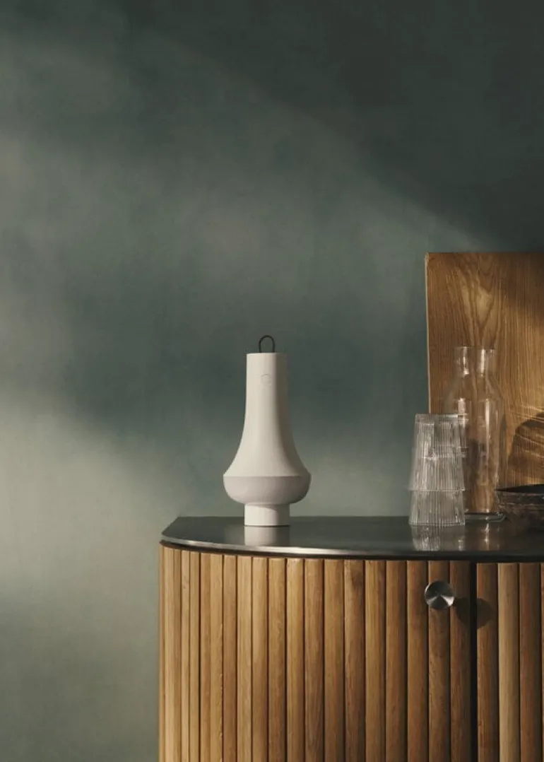 Louis Poulsen Tomoshi bärbar bordslampa, vit