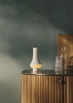 Louis Poulsen Tomoshi bärbar bordslampa, vit