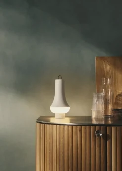 Louis Poulsen Tomoshi bärbar bordslampa, vit