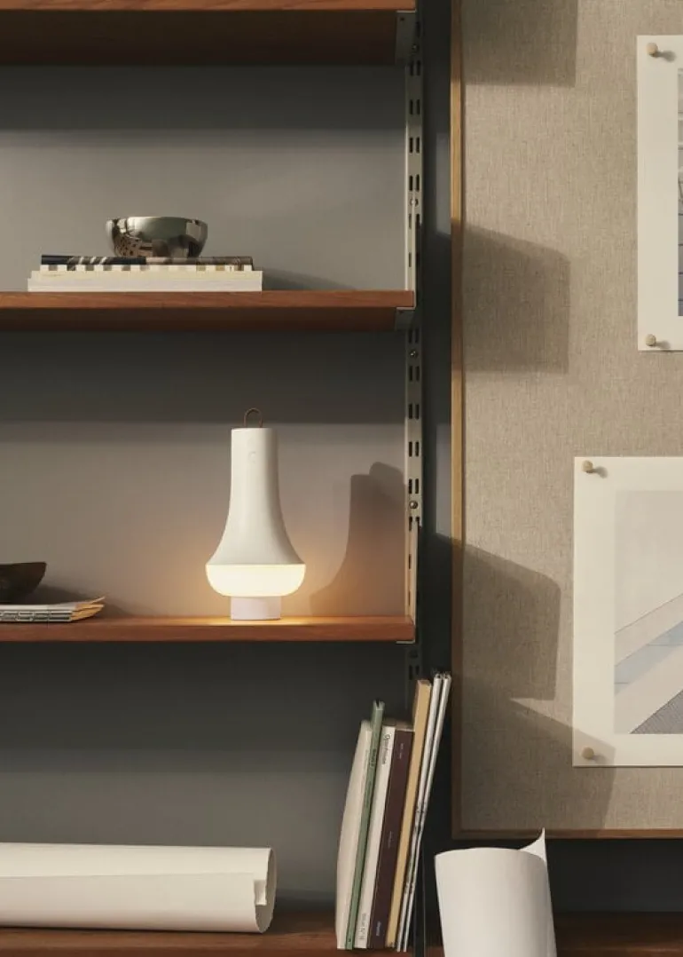 Louis Poulsen Tomoshi bärbar bordslampa, vit