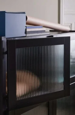 Lundia Classic vitrinskåp, ribbat glas, 104 x 149 cm, svartlackerat