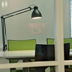 Luxo L-1 LED skrivbordslampa, svart