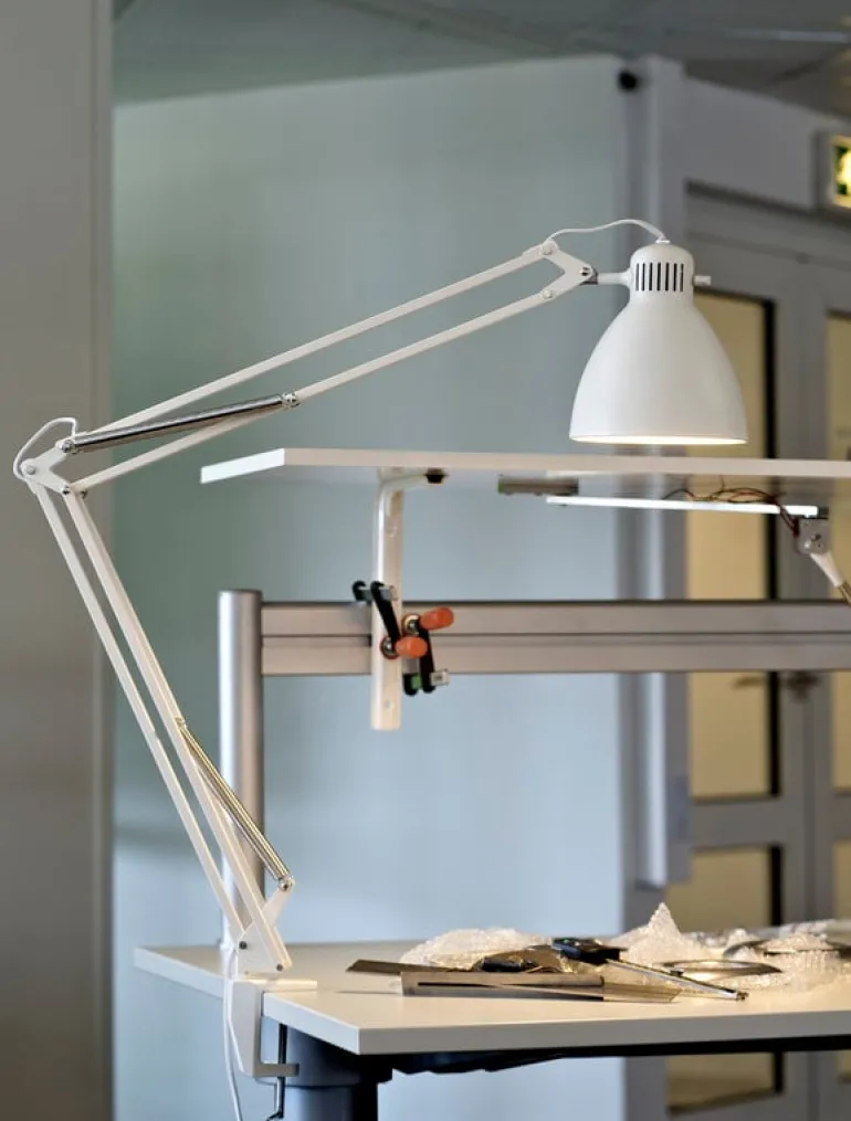 Luxo L-1 skrivbordslampa, vit