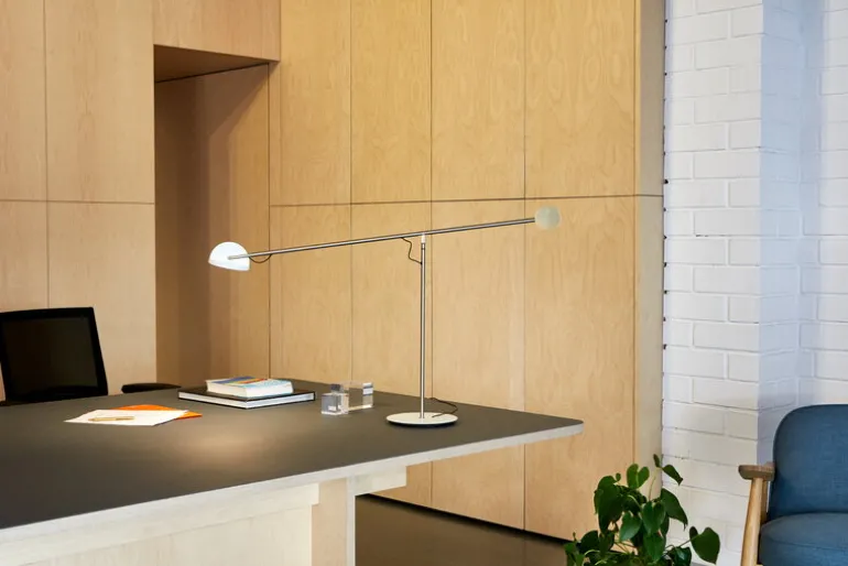 Marset Copernica M bordslampa, röd - svart