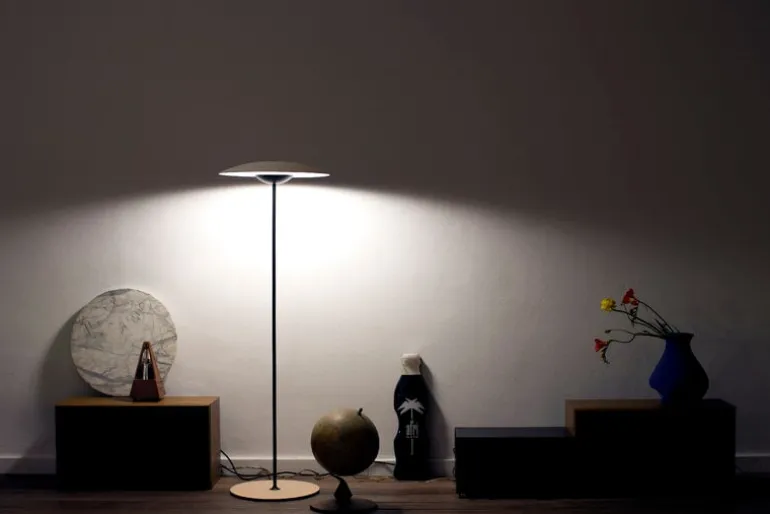 Marset Ginger P golvlampa, ek - vit