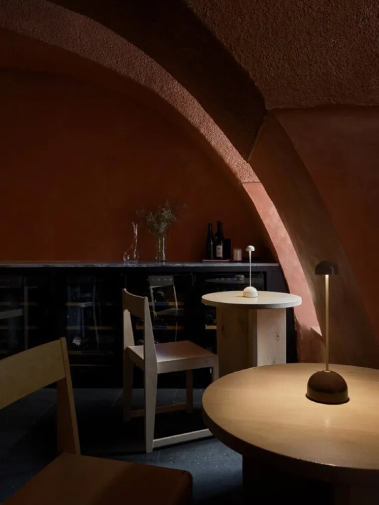 Marset Sips bärbar bordslampa, vit - silver