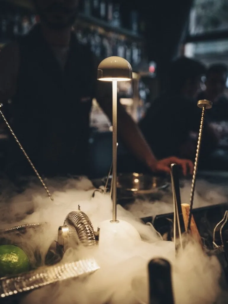 Marset Sips bärbar bordslampa, vit - silver