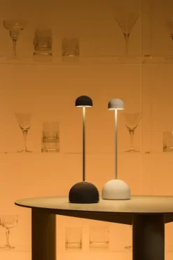 Marset Sips bärbar bordslampa, vit - silver