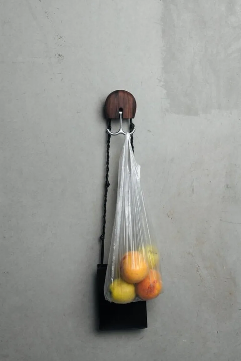 Massproductions Hercule väggkrok, oljad valnöt