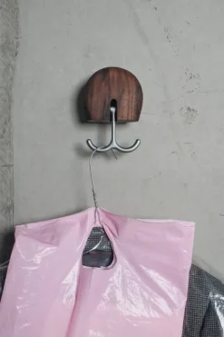 Massproductions Hercule väggkrok, oljad valnöt