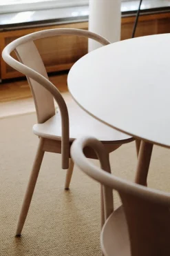 Massproductions Icha stol, vitoljad bok