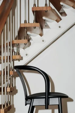 Massproductions Icha stol, svartbetsad bok