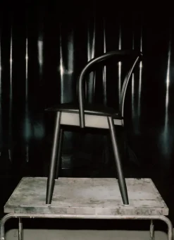 Massproductions Icha stol, svartbetsad bok