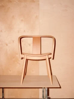 Massproductions Icha stol, naturlig bok