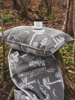 Metsä/Skogen Nebularis sittöverdrag, 45 x 160 cm, oliv - off-white