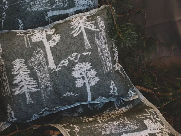 Metsä/Skogen Nebularis sittöverdrag, 45 x 160 cm, oliv - off-white