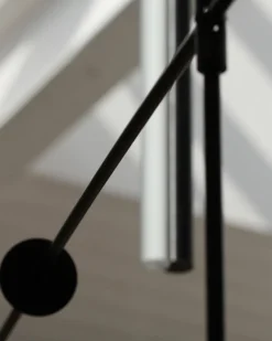 Michael Anastassiades Mobile Chandelier 5 golvlampa, svart patinerad mässing