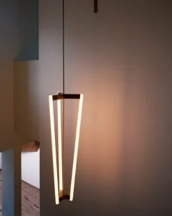 Michael Anastassiades Tube ljuskrona, satinmässing