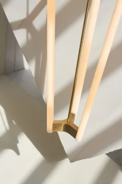 Michael Anastassiades Tube ljuskrona, satinmässing