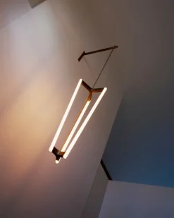 Michael Anastassiades Tube ljuskrona, satinmässing