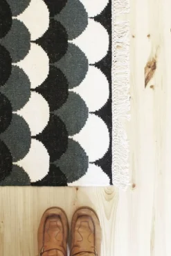 MUM's Suomu matta 110 x 170 cm, skogsgrön