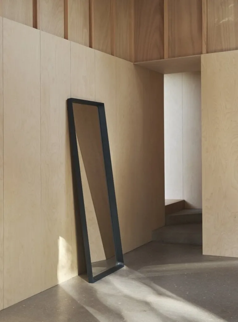 Muuto Arced spegel, 170 x 61 cm, midnattsblå