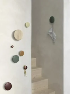 Muuto Dots klädkrok i metall, umbra