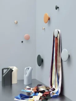 Muuto Dots Metal klädkrok, brungrå