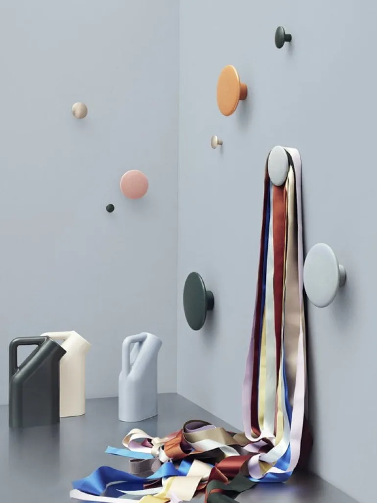 Muuto Dots Metal klädkrokar, set med 5, brungrå