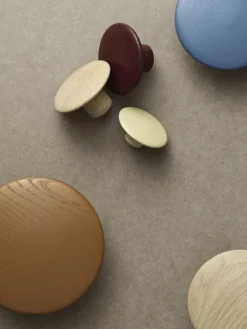 Muuto Dots Wood klädkrok, blekblå