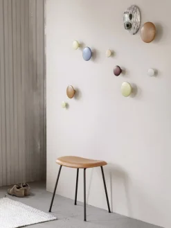 Muuto Dots Wood klädkrok, blekblå