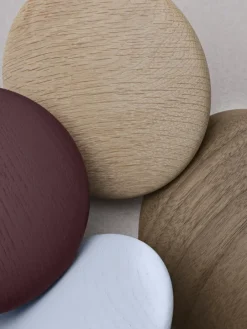 Muuto Dots Wood klädkrok, betsad mörkbrun