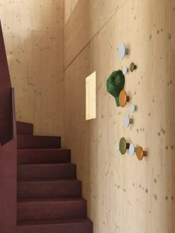 Muuto Dots Wood klädkrok, ljusblå