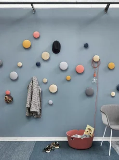 Muuto Dots Wood klädkrok, midnattsblå