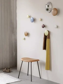 Muuto Dots Wood klädkrok, vinröd