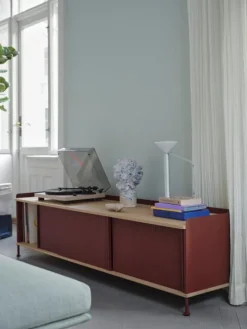 Muuto Enfold sideboard, 186 cm, låg, ek - djupröd