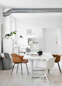 Muuto Fiber fåtölj, rörram, konjaksfärgat läder - svart