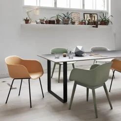 Muuto Fiber fåtölj, rörram, ockra - svart