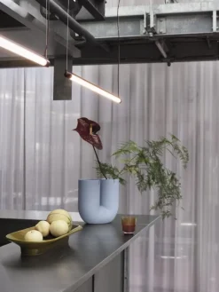 Muuto Fine hänglampa, 90 cm, djupröd