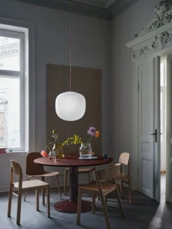 Muuto Midst bord, 120 cm, mörkröd linoleum - mörkröd