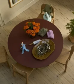 Muuto Midst bord, 120 cm, mörkröd linoleum - mörkröd