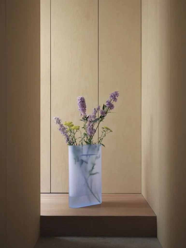 Muuto Ridge vas, 48,5 cm, ljusblå frostat glas