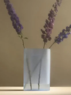 Muuto Ridge vas, 35 cm, ljusblå frostat glas