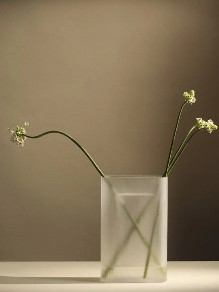 Muuto Ridge vas, 35 cm, vit frostat glas