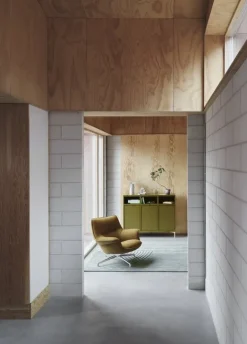 Muuto Stackad hyllmodul med dörr, stor, brungrön