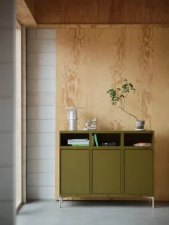 Muuto Stackad hyllmodul med dörr, stor, brungrön