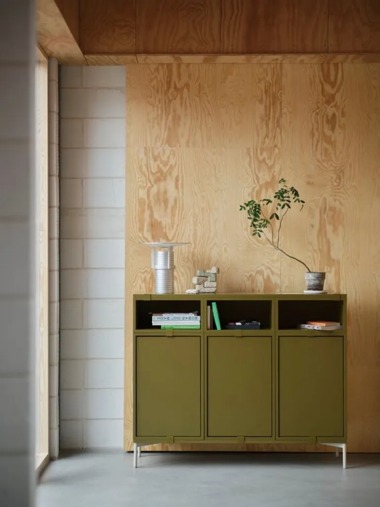 Muuto Stackad hyllmodul med dörr, stor, brungrön